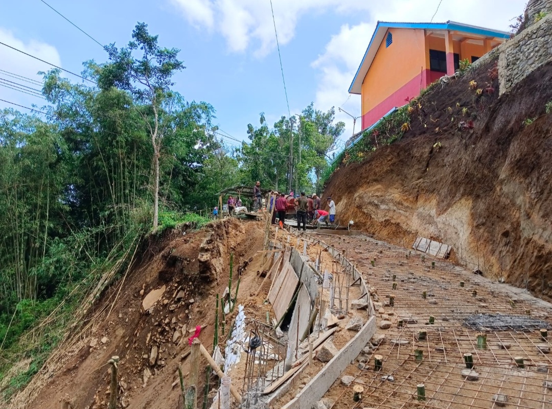 Tanpa Bantuan Pemerintah, Warga Cilibur Bangun Jalan Longsor Rp300 Juta