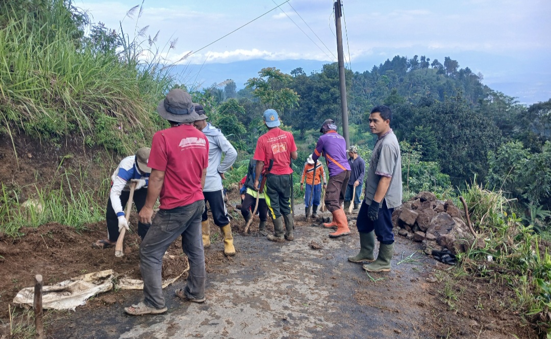 Jalan Penghubung Raga Tunjung–Cilibur Ambles, Warga Cirumyang Gotong Royong Perbaiki Secara Swadaya